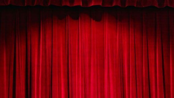 Similitudes entre el Teatro y la Actuación en Sala